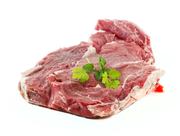 Świeże surowego krowy mięso na białym tle — Zdjęcie stockowe