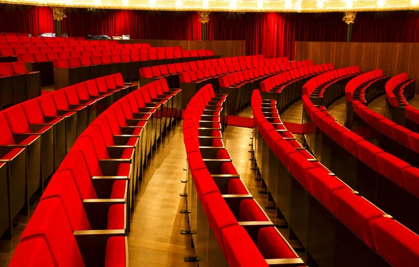 剧院红色丝绒的椅子 — 图库照片