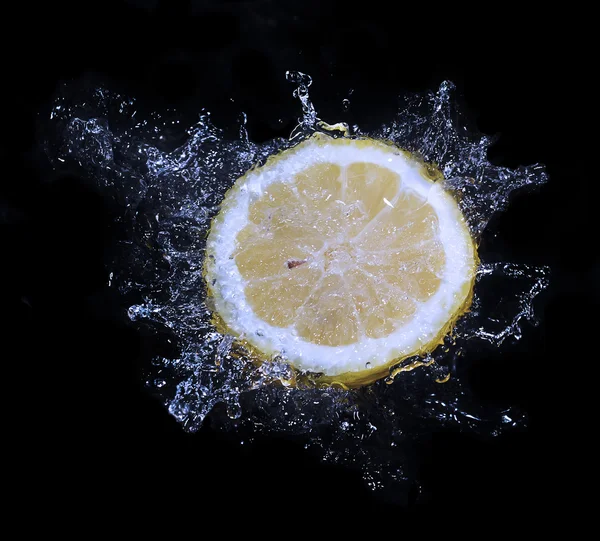 Salpicadura de agua de limón — Foto de Stock