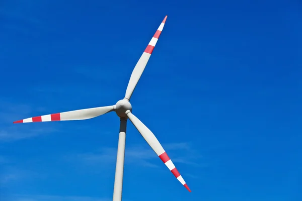 風力発電の電気のための風力タービン — ストック写真