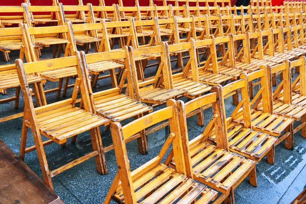 雨のためイベントの空の椅子 — ストック写真
