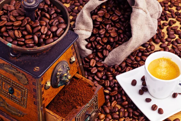 Café. grãos de café e moedor de café — Fotografia de Stock