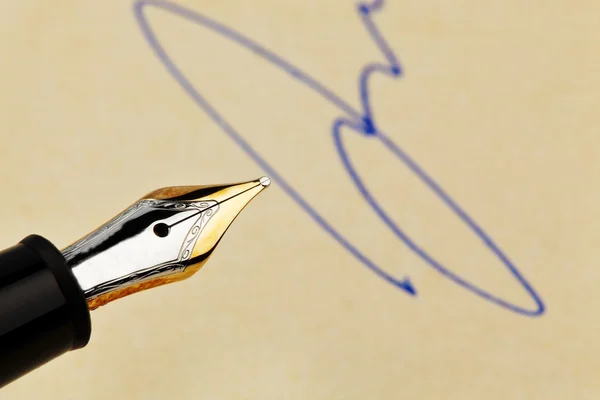 Фонтанная ручка с подписью — стоковое фото