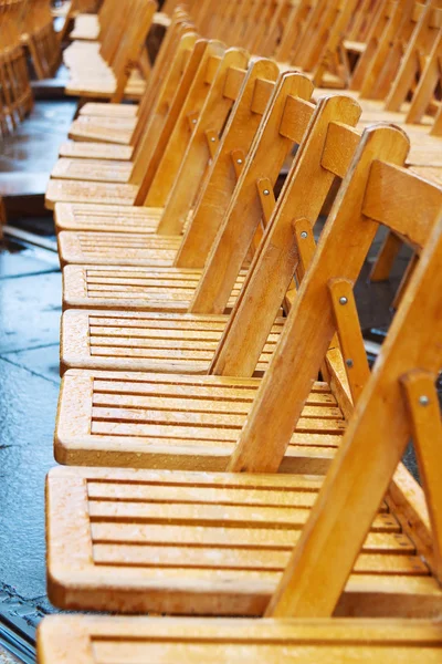 Άδειες καρέκλες σε εκδηλώσεις, λόγω της βροχής — Φωτογραφία Αρχείου