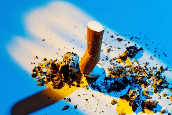 Pára de fumar. cigarro abafado — Fotografia de Stock