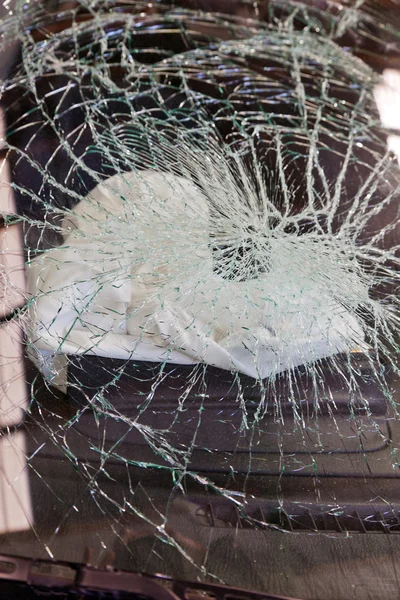 破碎的挡风玻璃和安全气囊 — 图库照片