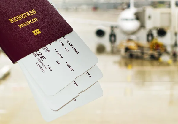 Passaporte para o aeroporto e brodkarte — Fotografia de Stock