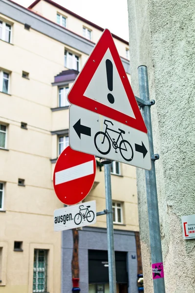 Дорожные знаки для велосипедных дорожек — стоковое фото