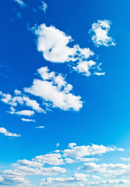 Bulutlar mavi gökyüzüne karşı — Stok fotoğraf