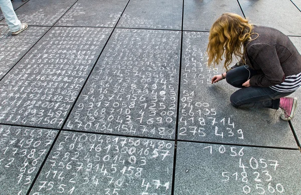 Problema de matemática em um pavimento — Fotografia de Stock