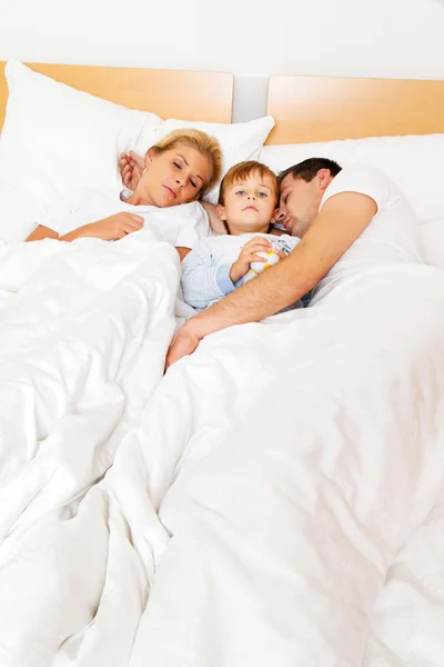 Rodina v posteli — Stock fotografie