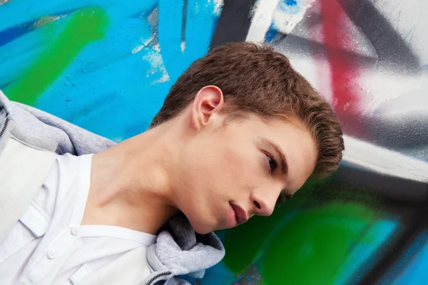 Joven guapo delante del graffiti —  Fotos de Stock