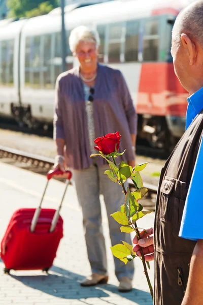 Anziana coppia di anziani alla stazione ferroviaria — Foto Stock