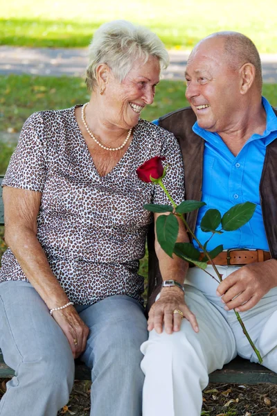 Παλαιότερα ηλικιωμένο ζευγάρι στην αγάπη. — Φωτογραφία Αρχείου