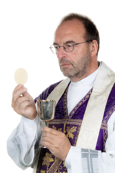 Католический священник с чашей — стоковое фото