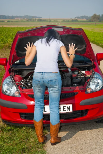 彼女の車に女性が決裂しました。エンジンの故障 — ストック写真