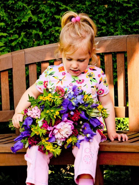 Barn med en bukett blommor. present till mamma — Stockfoto