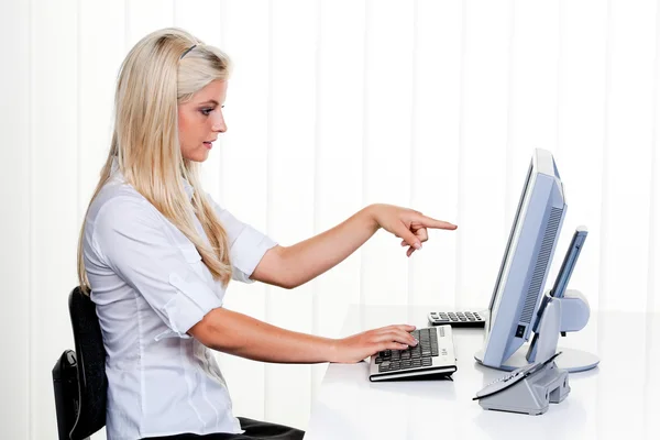 Femme avec ordinateur au bureau — Photo