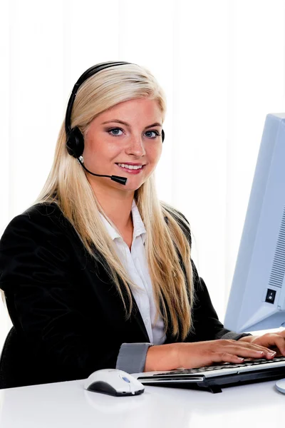 Frau mit Headset und Computer-Hotline unter — Stockfoto