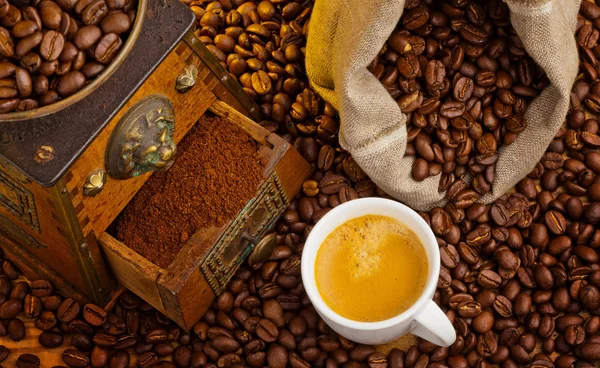 Café. grãos de café e moedor de café — Fotografia de Stock