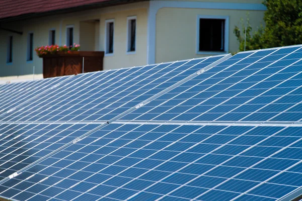 Energía solar alternativa. energía solar — Foto de Stock
