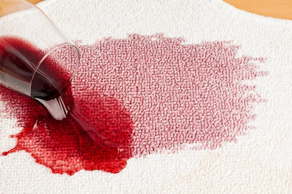 Vinho tinto é derramado — Fotografia de Stock