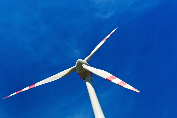 Ветряная турбина ветряной электростанции для электроэнергии — стоковое фото