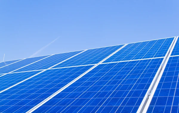 Alternatywne źródła energii słonecznej. energii słonecznej elektrowni — Zdjęcie stockowe
