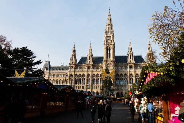 City hall with christmas market — Stock Photo, Image