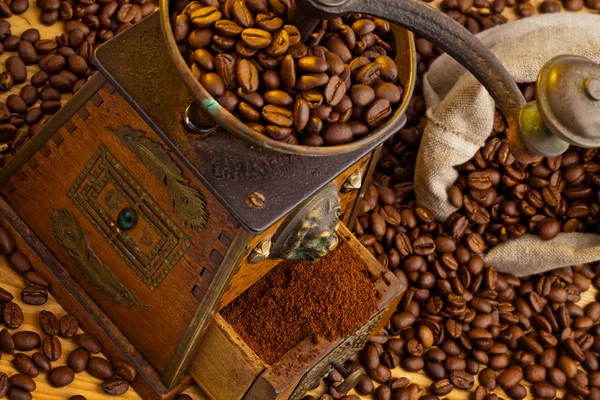 Kopi. biji kopi dan penggiling kopi — Stok Foto