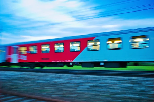 Pociąg w nocy. nocny pociąg öbb — Zdjęcie stockowe
