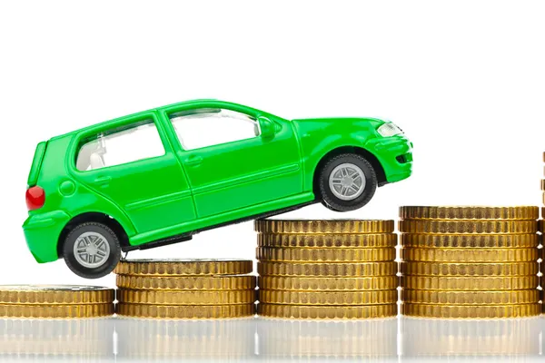 Auto en munten. stijgende kosten van de auto — Stockfoto
