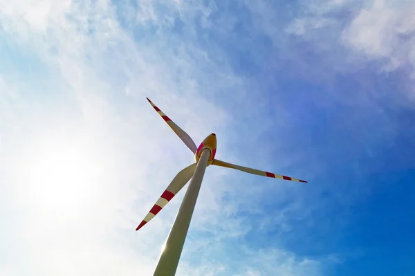 風力発電の電気のための風力タービン — ストック写真