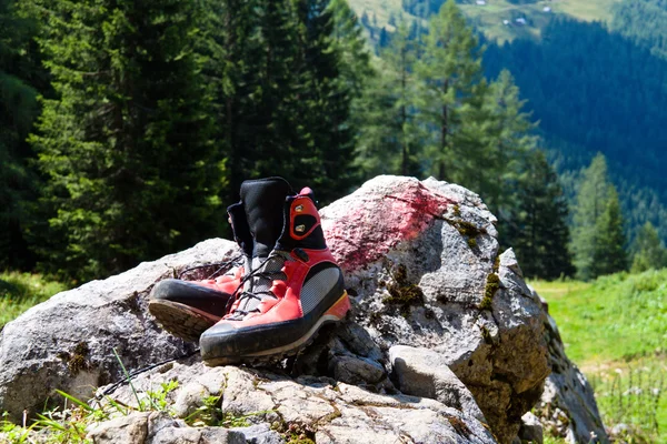 Buty turystyczne do wędrówek w górach — Zdjęcie stockowe