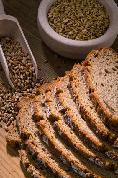 Krajíce chleba tmavý chleba — Stock fotografie