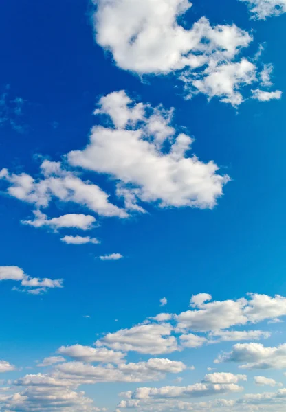 Nuvens contra um céu azul — Fotografia de Stock