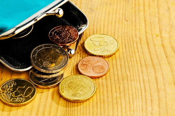 Сумочка с монетами. долг и бедность — стоковое фото