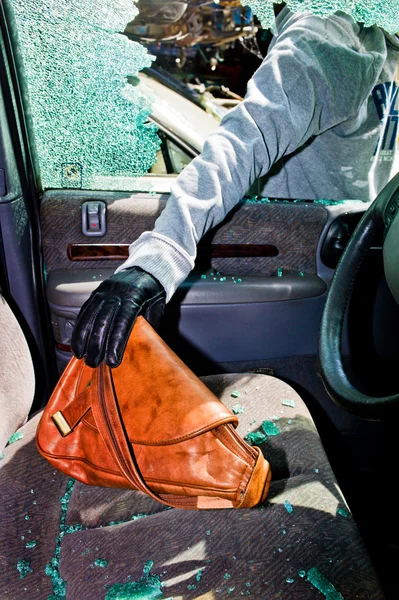 Un voleur a volé un sac dans une voiture. — Photo