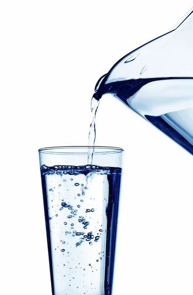 A água é enchida em um copo de água — Fotografia de Stock