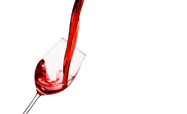 Rode wijn wordt in een wijnglas gegoten — Stockfoto