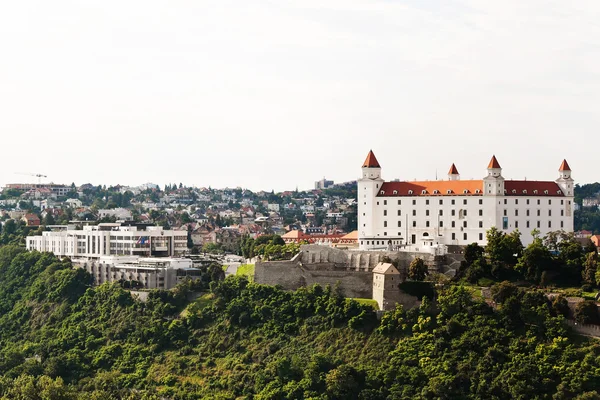 Slovensko, Bratislavský hrad a Parlament — Stock fotografie