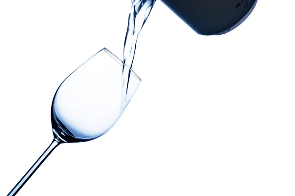 L'acqua viene riempita in un bicchiere d'acqua — Foto Stock