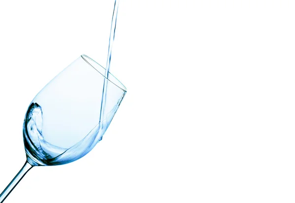 L'acqua viene riempita in un bicchiere d'acqua — Foto Stock