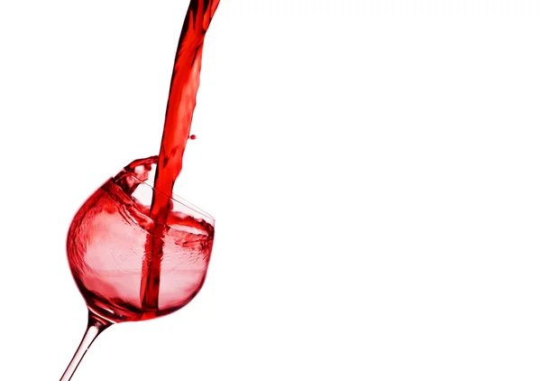 El vino tinto se vierte en una copa de vino — Foto de Stock