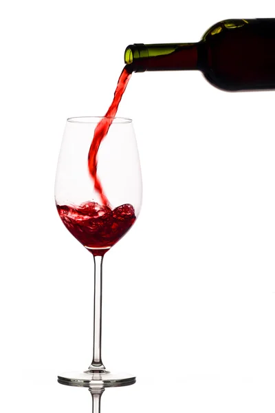 Vin rouge est versé dans un verre de vin — Photo