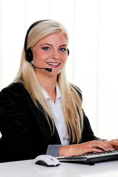 Donna con auricolare e hotline al computer — Foto Stock