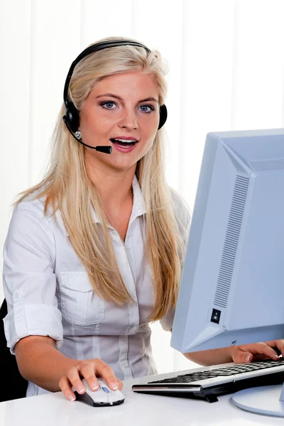 Donna con auricolare e hotline al computer — Foto Stock