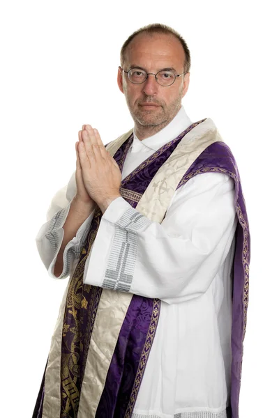 Katolik rahip kilisede dua ederken, — Stok fotoğraf