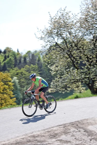 Senior fietsen op een racefiets — Stockfoto