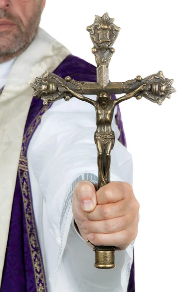 Ksiądz katolicki z krzyżem — Zdjęcie stockowe